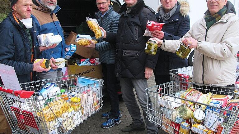 Lions Club Aktion       -  Die gespendeten Lebensmittel laden (v. l.) Tafelfahrer Winfried Schäfer, Roland Korpak, Georg Oel, Lions-Präsident Willi Willeke, Heiko Weidenthaler und Jürgen Klubertanz in den Tafel-Transporter.