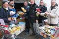 Lions Club Aktion       -  Die gespendeten Lebensmittel laden (v. l.) Tafelfahrer Winfried Schäfer, Roland Korpak, Georg Oel, Lions-Präsident Willi Willeke, Heiko Weidenthaler und Jürgen Klubertanz in den Tafel-Transporter.