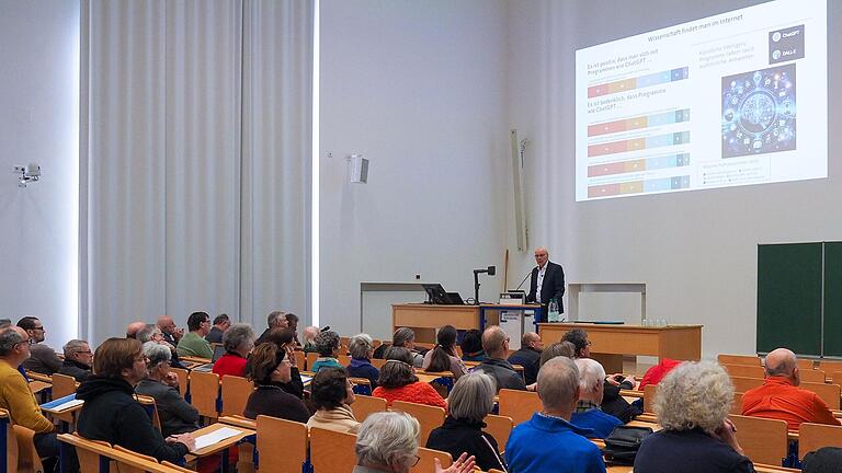 Das Symposium in der Neuen Universität', die zwischen sechzig und siebzig Teilnehmer anzog, bot Raum für direkte Rückfragen und eine ausgiebige Diskussion.