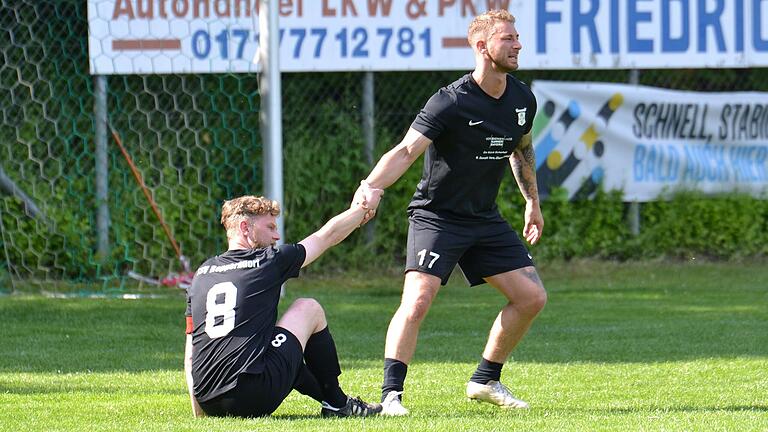 Aufstehen, weitermachen: Spielertrainer Christopher Lenhart (rechts) hilft seinem Mitspieler Daniel Przyklenk auf. Repperndorf kämpft am letzten Spieltag noch um den Klassenerhalt.