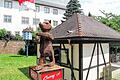 Der Berliner Bär mit der Frankenfahne in seinen Tatzen kündet von der künftigen kulinarischen fränkisch-berlinerischen Fusion im ehemaligen Kiosk in der Nähe der Post in der Grabenstraße. Für den Zeitungstermin wurde das noch zugehängte Maskottchen schon einmal enthüllt. Christine Tiefel eröffnet hier am Samstag, 16. Juli, ihren Imbiss &bdquo;Curry 01&ldquo;.