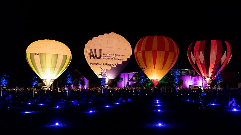 Rund 9000 Menschen besuchen am Samstagabend (18.08.18) das „Lichterfest und Ballonglühen“ auf der Landesgartenschau in Würzburg. 
Auf der Festwiese bringt der Würzburger Ballonfahrer e.V Ballons zum Glühen, musikalisch umrahmt vom Scott Hemingway Quintett.
#lgs18 #LGS #Ballonglühen