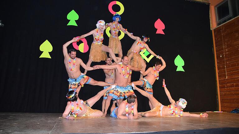 Erst als Flugbegleiter, dann im Hawaii-Look: Das Männerballet 'Die Unkenbachelfen' war wieder ein Höhepunkt der Sulzheimer Bunten Abende.