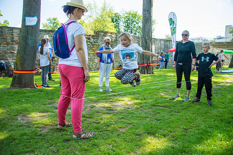 Auch das ist das Landesturnfest: Kinder können in Vergessenheit geratene Spiele und Sportarten in der Kinderwelt wiederentdecken. Maja aus Bad Kissingen beweist hier ihr Talent beim Gummi-Twist.