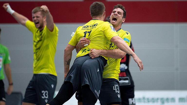 Freude nach dem Schlusspfiff in Lübbecke: Rimpars Handballer (von links) Michael Schulz, Patrick Schmidt und Benedikt Brielmeier bejubeln ihren Punktgewinn.&nbsp;