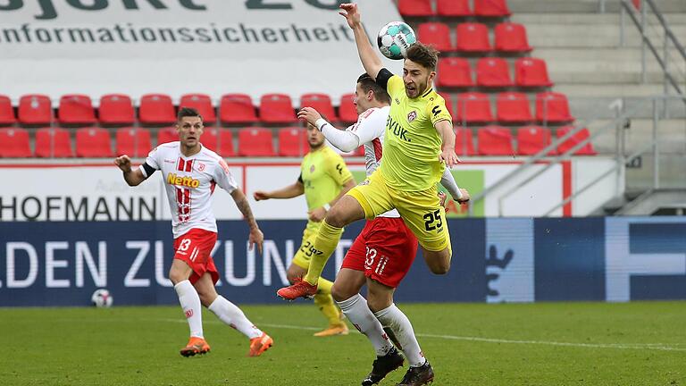 Strittige Szene: Kickers-Akteur Dominik Meisel (vorne) geht im Zweikampf mit dem Regensburger Jan Elvedi zu Boden. Der Elfmeterpfiff bleibt aber aus.