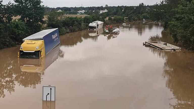 Einsatzort der Wasserwacht aus Unterfranken: Die  Bundesstraße 265 in Erftstadt