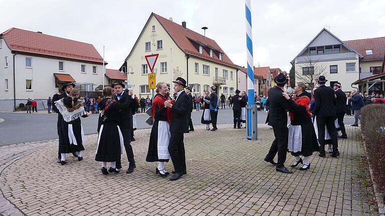 Kermestanz um den Kermesbaum in Schönau. Zwei Tage wurde zünftig gefeiert, nachdem die Kermes im vorigen Jahr abgesagt werden musste.