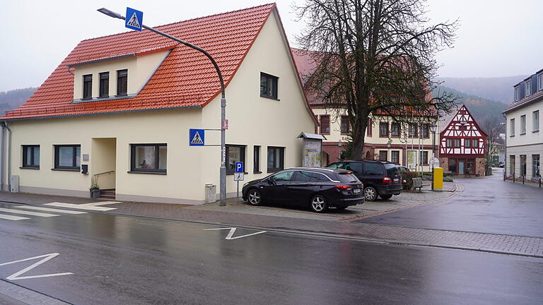 Vor allem in der Ortsmitte von Burgsinn (im Hintergrund das Rathaus) wird wild geparkt. Deshalb soll nun eine Politesse Knöllchen verteilen (Archivbild).