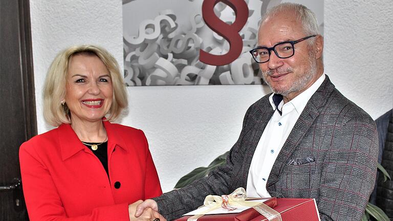 Ein Geschenk zu seinem 65. Geburtstag erhielt Hans Müller auch von Landrätin Tamara Bischof. Sie schaute zum Gratulieren bei dem Kommunalpolitiker in Wiesentheid vorbei.