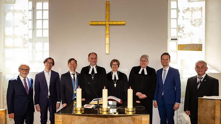 Die Ehrengäste durften sich nach dem Festgottesdienst zum 100-jährigen Bestehen der Erlöserkirche in Gerolzhofen ins Goldene Buch der Stadt eintragen: (von links) Pfarrer Holger Bischof, Pfarrer Jean-Pierre Barraud, Bürgermeister Thorsten Wozniak, Dekan Günter Klöss-Schuster, Regionalbischöfin Gisela Bornowski, Pfarrer Reiner Apel, Landrat Florian Töpper und der Katholische Pfarrer Stefan Mai