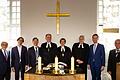 Die Ehrengäste durften sich nach dem Festgottesdienst zum 100-jährigen Bestehen der Erlöserkirche in Gerolzhofen ins Goldene Buch der Stadt eintragen: (von links) Pfarrer Holger Bischof, Pfarrer Jean-Pierre Barraud, Bürgermeister Thorsten Wozniak, Dekan Günter Klöss-Schuster, Regionalbischöfin Gisela Bornowski, Pfarrer Reiner Apel, Landrat Florian Töpper und der Katholische Pfarrer Stefan Mai