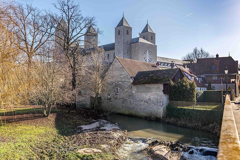 Kultureller Mittelpunkt und touristischer Anziehungspunkt ist die bekannte Benediktinerabtei in Münsterschwarzach. Kultureller Mittelpunkt und touristischer Anziehungspunkt ist die bekannte Benediktinerabtei in Münsterschwarzach. 