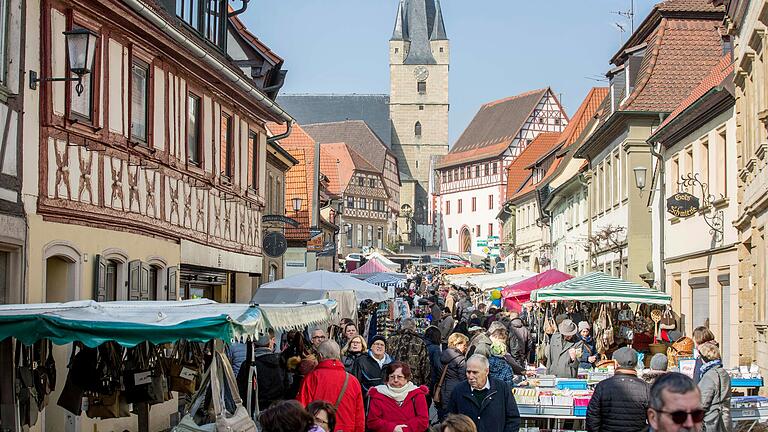 Jahr für Jahr herrscht großer Ansturm beim traditionellen Oculi-Markt in Zeil (Archivbild). Jahr für Jahr herrscht großer Ansturm beim traditionellen Oculi-Markt in Zeil (Archivbild).