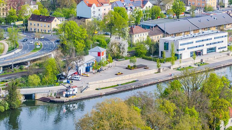 Etwa auf Höhe des Johanniter-Gebäudes (Bildmitte) würde eine neue Brücke ans Ufer kommen und in der Folge mit einem Kreisel an den Paul-Rummert-Ring angeschlossen.