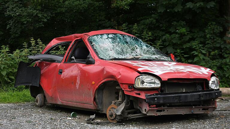 Dieses Auto stand fast ein halbes Jahr auf einem Parkplatz an der Autobahnauffahrt Helmstadt im Landkreis Würzburg und wurde dann durch das Kommunalunternehmen Team Orange entsorgt.&nbsp;