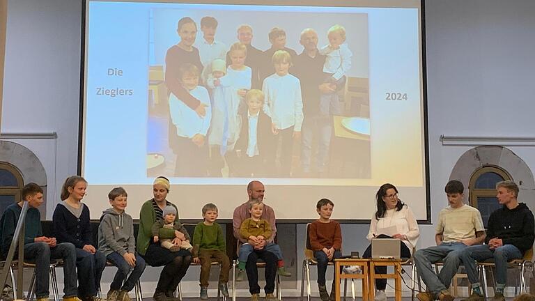90 Minuten berichteten beim MittwochsTALK in Hammelburg alle Zieglers auf der Bühne aus ihrem Leben. Da staunte nicht nur Moderatorin Maria Albrecht-Martin (3.v.r.).       -  90 Minuten berichteten beim MittwochsTALK in Hammelburg alle Zieglers auf der Bühne aus ihrem Leben. Da staunte nicht nur Moderatorin Maria Albrecht-Martin (3.v.r.).