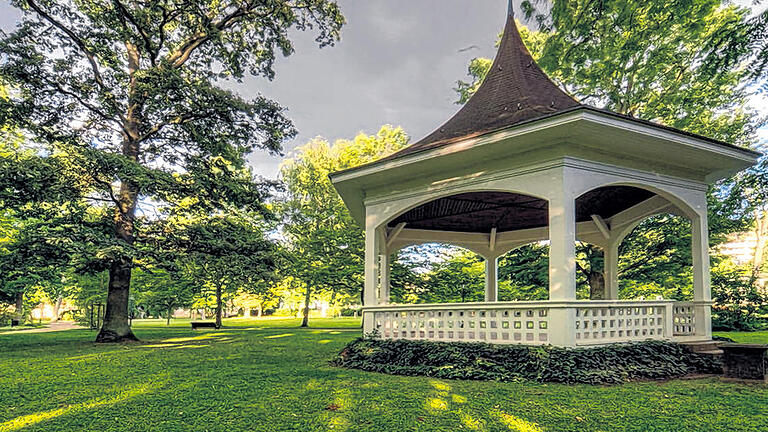 Unter stattlichen Bäumen: Im hölzernen Pavillon aus den 1930er Jahren finden immer noch Picknickkonzerte statt.