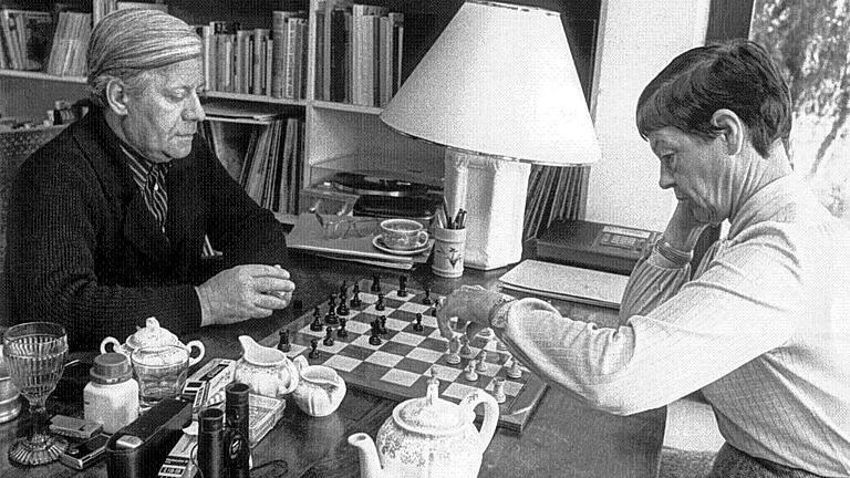 Helmut Schmidt tot       -  Der Privatmann: Mit Ehefrau Loki beim Schach. Das Paar war damals, 1981, im Urlaub auf Gran Canaria.