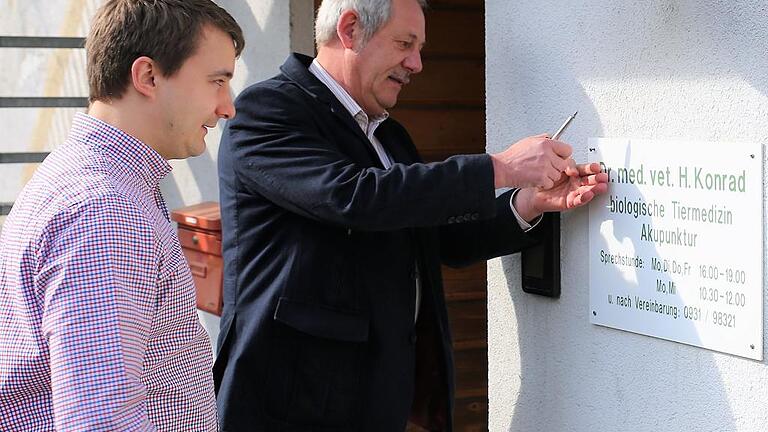 Ein bisschen Wehmut kam auf, als Herbert Konrad sein Tierpraxis-Schild ab- und sein Sohn Gregor das seinige anschraubte.