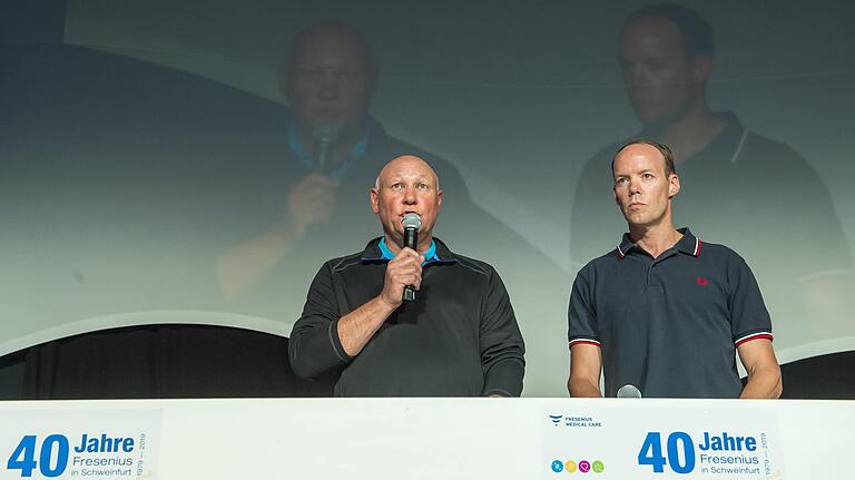 Kent Wanzek, Produktionsvorstand aus den USA, und Olaf Schermeier (rechts, Vorstand Forschung und Entwicklung) bedanken sich bei der 'Fresenius familiy'.&nbsp;