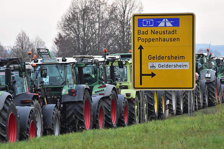 Da rollte etwas auf Geldersheim zu: Mit über 300 Traktoren waren Landwirte aus Unter- und Mittelfranken sowie Baden Württemberg zum Treffpunkt für die Sternfahrt nach Berlin angefahren.