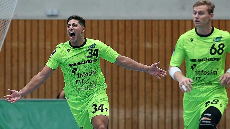 Gute Laune: Rimpars Yonatan Dayan (links) war mit sieben Treffern gegen Hüttenberg bester Werfer seines Teams. Rechts im Bild: Rimpars Julian Sauer.