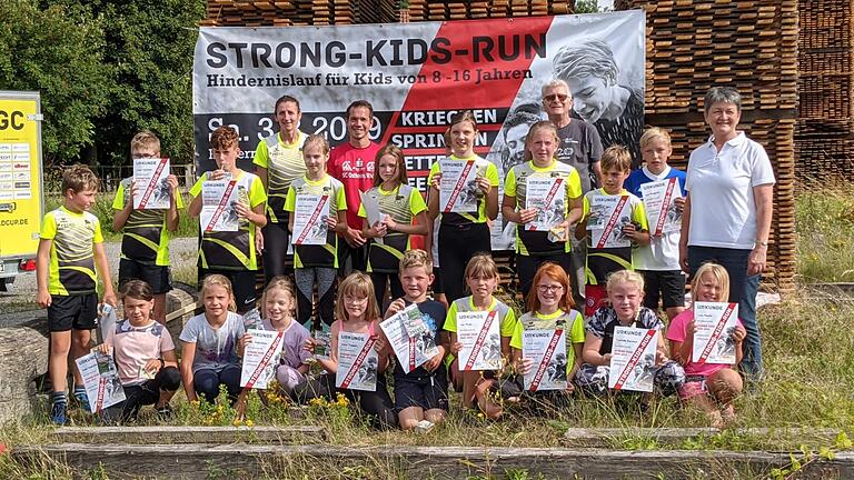 Gleich zu Beginn der Ferien ging es zum beliebten Strong-Kids-Run des SC Ostheim. Mit viel Spaß absolvierten die 18 Kinder des TSV Hausen ohne Zeitstress die abwechslungsreiche Laufstrecke, um am Ende nach einer kleinen leckeren Stärkung glücklich eine Urkunde und ein Geschenk in Händen zu halten. Montag ging es dann gleich sportlich weiter. Ziel war der Kletterpark auf der Wasserkuppe. 25 Kinder nahmen dank der Mithilfe von vier Betreuerinnen trotz Regenmeldung teil. Nach einer Einweisung ging es los. Mit kleinen Stärkungen zwischendurch wurde über zwei Stunden geklettert, bis ein heftiger Regenschauer die Teilnehmer ausbremste. Zum Aufwärmen gab es für jeden einen heißen Kakao in der Märchenwiese. Die abschließende Fahrt mit dem Rodelbob ließ sich natürlich keiner der Kinder entgehen, bevor es wieder glücklich und etwas durchnässt nach Hause ging.