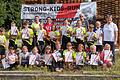 Gleich zu Beginn der Ferien ging es zum beliebten Strong-Kids-Run des SC Ostheim. Mit viel Spaß absolvierten die 18 Kinder des TSV Hausen ohne Zeitstress die abwechslungsreiche Laufstrecke, um am Ende nach einer kleinen leckeren Stärkung glücklich eine Urkunde und ein Geschenk in Händen zu halten. Montag ging es dann gleich sportlich weiter. Ziel war der Kletterpark auf der Wasserkuppe. 25 Kinder nahmen dank der Mithilfe von vier Betreuerinnen trotz Regenmeldung teil. Nach einer Einweisung ging es los. Mit kleinen Stärkungen zwischendurch wurde über zwei Stunden geklettert, bis ein heftiger Regenschauer die Teilnehmer ausbremste. Zum Aufwärmen gab es für jeden einen heißen Kakao in der Märchenwiese. Die abschließende Fahrt mit dem Rodelbob ließ sich natürlich keiner der Kinder entgehen, bevor es wieder glücklich und etwas durchnässt nach Hause ging.