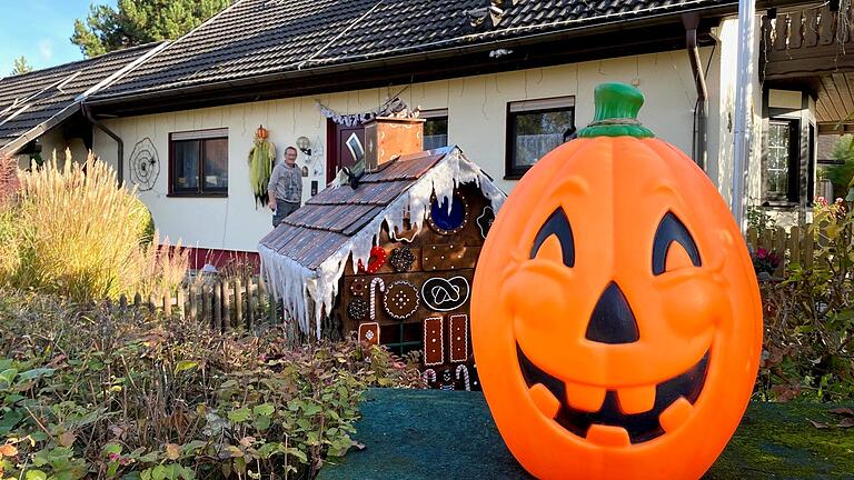 Das Halloweenhaus von Peter Mack ist ein Hingucker in der Thüringer Siedlung in Mellrichstadt.