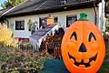 Das Halloweenhaus von Peter Mack ist ein Hingucker in der Thüringer Siedlung in Mellrichstadt.