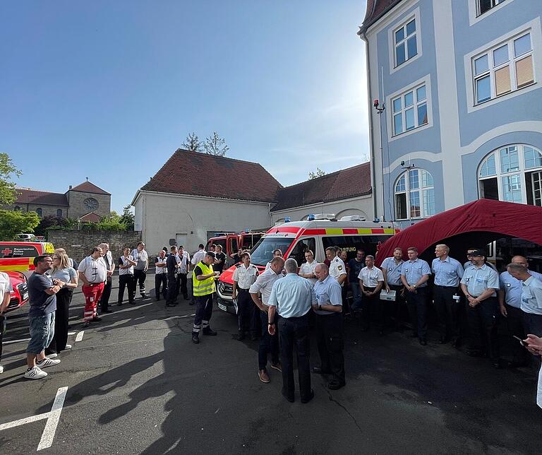 Der Fahrerhof des Landratsamtes beherbergte die 'Wagenburg'. Hier hatten Feuerwehr und Hilfsorganisationen ihre mobilen Einsatzzentralen aufgebaut. Der Fahrerhof des Landratsamtes beherbergte die 'Wagenburg'. Hier hatten Feuerwehr und Hilfsorganisationen ihre mobilen Einsatzzentralen aufgebaut.