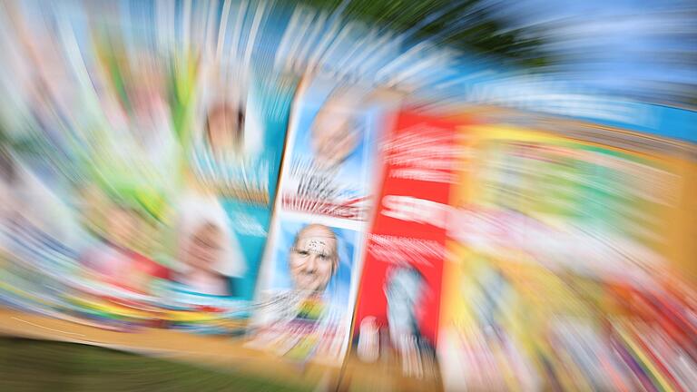 Mit Zoom- und Dreheffekt: Plakatwand der Parteien zur bayerischen Landtagswahl am 8. Oktober 2023. Ein Foto, das keine Partei bevorzugen will.&nbsp;