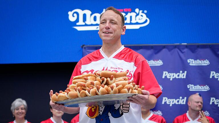 Hot-Dog-Wettessen.jpeg       -  Joey Chestnut ist Dauersieger beim New Yorker Hot-Dog-Wettessen.