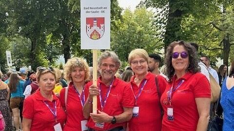 Die Gruppe aus Bad Neustadt bei der Aufstellung zum Festumzug in Cristian/Neustadt.