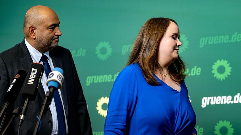 Statement der Grünen-Parteivorsitzenden - Gemeinsam verkünden Omid Nouripour und Ricarda Lang, dass sie Mitte November den Co-Vorsitz der Grünen abgeben werden. Statement der Grünen-Parteivorsitzenden - Gemeinsam verkünden Omid Nouripour und Ricarda Lang, dass sie Mitte November den Co-Vorsitz der Grünen abgeben werden.
