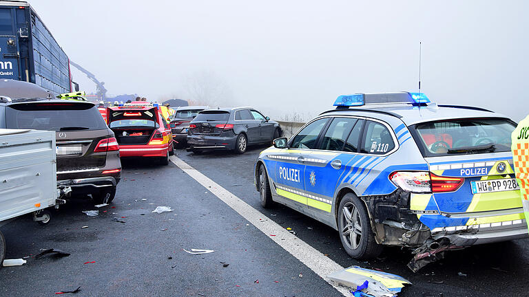 Glatteis führte auf der A 7 bei Martinsheim zu einer Massenkaramboloage.