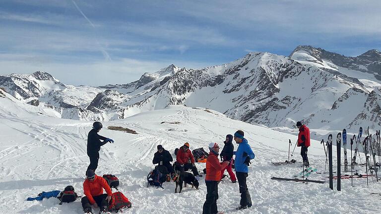 Ein herrliches Gipfelpanorama bot den Bad Kissinger Tourenteilnehmern am Jochgrubenkopf auf 2453 Höhenmeter . Foto: Eva Fiedler       -  Ein herrliches Gipfelpanorama bot den Bad Kissinger Tourenteilnehmern am Jochgrubenkopf auf 2453 Höhenmeter . Foto: Eva Fiedler