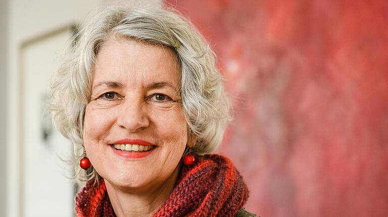'Wenn das Leben bedroht wird, besinnt man sich auf Dinge, die wirklich wichtig sind', sagt die Würzburger Philosophin und Schriftstellerin Bettina Schmitz. 'Wenn das Leben bedroht wird, besinnt man sich auf Dinge, die wirklich wichtig sind', sagt die Würzburger Philosophin und Schriftstellerin Bettina Schmitz.