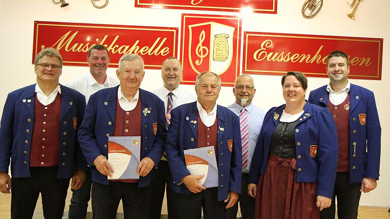 Auf dem Foto von links: 1. Vorsitzender Ralf Diemer; 2. BGM Bernd Roßmanith, Erwin Stingl (50 Jahre), Hubertus Reschny, Gerd Heurig (55 Jahre), Bernhard Friedl, Dirigentin Christina Dietz und 2. Vorsitzender Jochen Endres. Auf dem Foto von links: 1. Vorsitzender Ralf Diemer; 2. BGM Bernd Roßmanith, Erwin Stingl (50 Jahre), Hubertus Reschny, Gerd Heurig (55 Jahre), Bernhard Friedl, Dirigentin Christina Dietz und 2. Vorsitzender Jochen Endres.