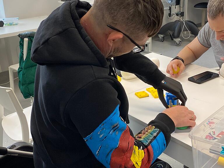 Im "Unbroken"-Rehabilitationszentrum in Lwiw: Ein Patient trainiert Bewegungen mit einer bionischen Handprothese. Im "Unbroken"-Rehabilitationszentrum in Lwiw: Ein Patient trainiert Bewegungen mit einer bionischen Handprothese.