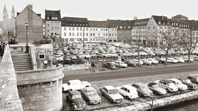 Blick von der Mainbrücke: Das Schwanengelände wurde lange als Parkplatz genutzt. 1978 genehmigte der Stadtrat den Bau eines Kaufhauses. Blick von der Mainbrücke: Das Schwanengelände wurde lange als Parkplatz genutzt. 1978 genehmigte der Stadtrat den Bau eines Kaufhauses.