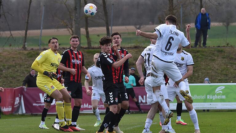 Die Spieler des TSV Aubstadt können nur zusehen. Nico Dantscher (Nummer 6, DJK Vilzing) köpft unbedrängt ein. Die Spieler des TSV Aubstadt können nur zusehen. Nico Dantscher (Nummer 6, DJK Vilzing) köpft unbedrängt ein.
