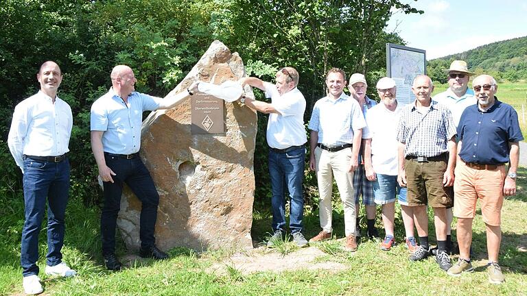Zum Abschluss der Dorferneuerung und der Flurbereinigung von Oberweißenbrunn enthüllten die wichtigsten Beteiligten mit (von links) Edgar Steger, Georg Seiffert, Jürgen Eisentraut, Helmut Hemrich, Robert Vorndran, Theo Abert, Siegmund Zachmann, Julius Eisenmann und Egon Abert eine Erinnerungstafel neben dem Dorfgemeinschaftshaus. Zum Abschluss der Dorferneuerung und der Flurbereinigung von Oberweißenbrunn enthüllten die wichtigsten Beteiligten mit (von links) Edgar Steger, Georg Seiffert, Jürgen Eisentraut, Helmut Hemrich, Robert Vorndran, Theo Abert, Siegmund Zachmann, Julius Eisenmann und Egon Abert eine Erinnerungstafel neben dem Dorfgemeinschaftshaus.
