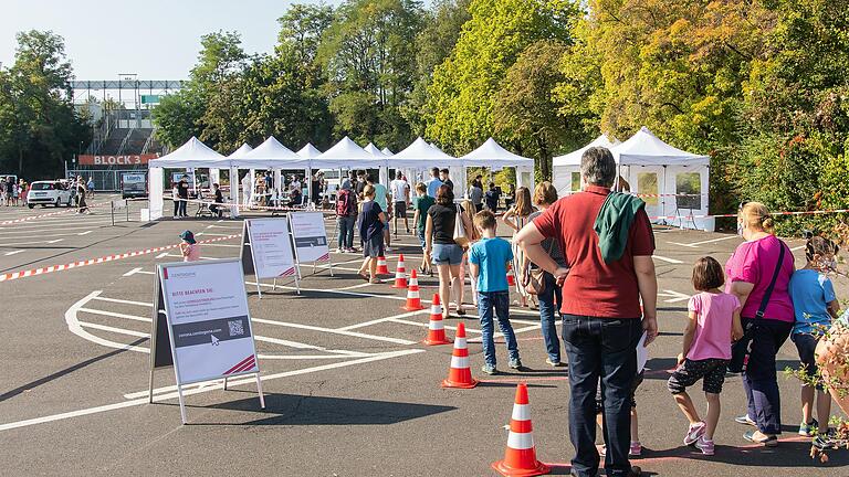 Für Schüler und Lehrkräfte des Röntgen-Gymnasiums wurde am Montag eine eigene Teststation am Dallenbergbad eröffnet. Im Laufe des Tages kam es zu langen Wartezeiten.