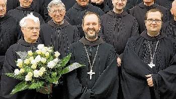 Pater Michael Reepen (46) ist       -  Pater Michael Reepen (46) ist der neue Abt der Missionsbenediktiner in Münsterschwarzach. Erzabt Jeremias Schröder (rechts) leitete am Samstag die
Wahl. Beim Gruppenfoto hiet Subprior Elias den Blumenstrauß, damit das Abtkreuz nicht verdeckt wurde.