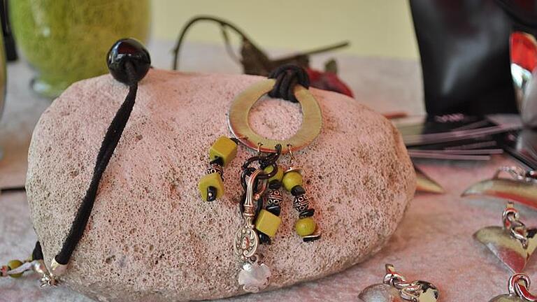Auch Schmuck wird beim Kunsthandwerkermarkt angeboten. Foto: Bollwein - Auch Schmuck wird beim Kunsthandwerkermarkt angeboten. Foto: Bollwein Auch Schmuck wird beim Kunsthandwerkermarkt angeboten. Foto: Bollwein - Auch Schmuck wird beim Kunsthandwerkermarkt angeboten. Foto: Bollwein