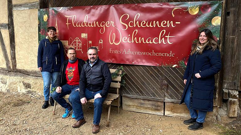 Michaela Stock, Enrico Hanel, Bürgermeister Michael Schnupp und Greta Kalla (von links) stellten das neue Programm zum Fladunger Weihnachtsmarkt vor.