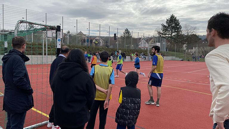 Integrationsfußballfest am Johann-Schöner-Gymnasium Karlstadt mit anderen weiterführenden Schulen und einer Mannschaft mit Geflüchteten aus der Erwin-Ammann-Halle.