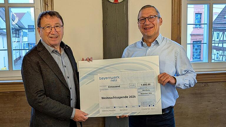1000 Euro erhielten der Markt Stadtlauringen für das 16. Unterfränkische Volksmusikfest.